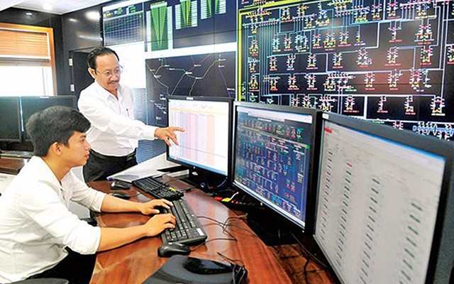 Sử dụng công nghệ mới điều khiển hệ thống điện thành phố tại Tổng công ty Ðiện lực TP Hồ Chí Minh. Ảnh: CAO THĂNG