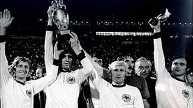 Các cầu thủ Tiệp Khắc với chiếc cúp vô địch Euro 1976. (Ảnh: internet).