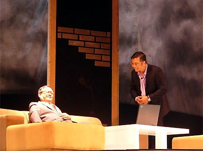 Nghệ sĩ Tiến Minh và NSƯT Tiến Đạt trong vở “Điệp khúc virus”. 