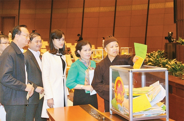 Đại biểu Quốc hội khóa XIII bỏ phiếu tín nhiệm 50 chức danh do Quốc hội bầu, phê chuẩn ngày 15-11-2014. Ảnh | ĐÌNH NAM