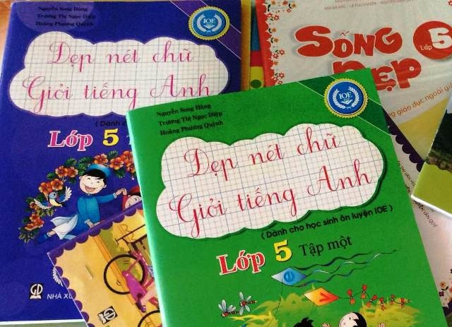 Học sinh tiểu học tại Quảng Bình bị buộc phải mua cả sách luyện viết chữ đẹp Tiếng Anh.