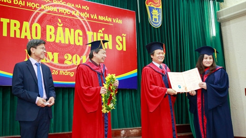 Lễ trao bằng tiến sĩ tại Trường đại học Khoa học xã hội và Nhân văn.