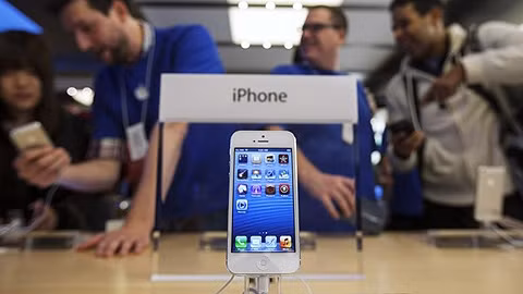 Một số loại điện thoại thông minh đang giảm giá "chóng mặt" ở Mỹ. (Ảnh minh họa)