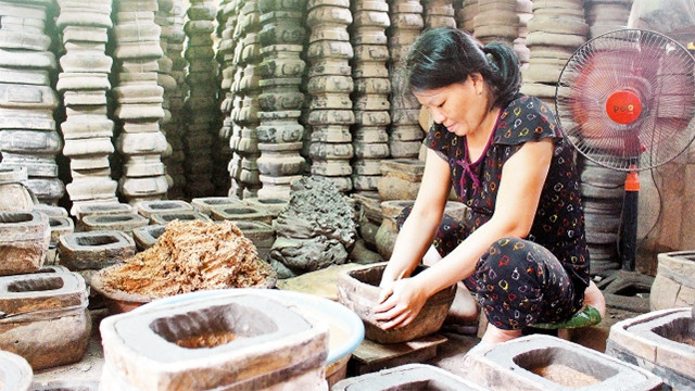 Thợ thủ công làng nghề An Hội tạo khuôn để đúc lư đồng.