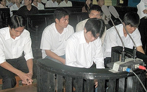 5 bị cáo trước vành móng ngựa.
(Ảnh: VnExpress)