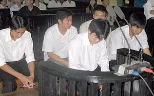 5 bị cáo trước vành móng ngựa.
(Ảnh: VnExpress)