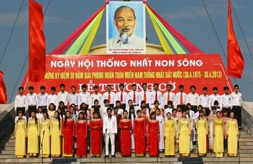 "Ngày hội thống nhất non sông" với Lễ thượng cờ tại Kỳ đài Hiền Lương.