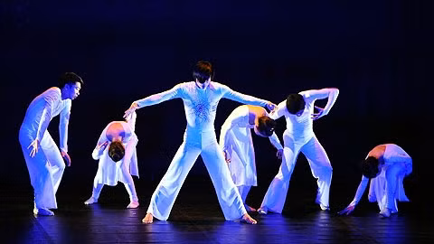 Cảnh trong vở múa Ba mặt một lời.