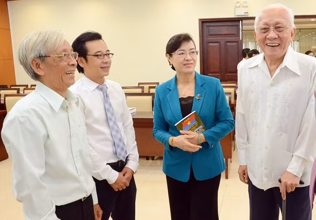 Lãnh đạo TP Hồ Chí Minh trao đổi với các thế hệ đảng viên trong gia đình đồng chí Phạm Văn Chiêu.
