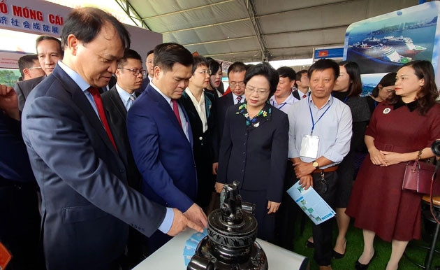 Các đại biểu tham quan các gian hàng tại Hội chợ.