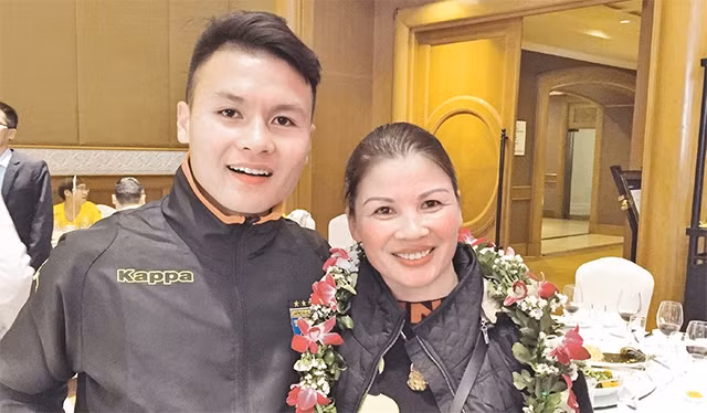 Quang Hải và mẹ. Ảnh: Tuấn Thành