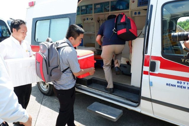 Chạy đua thời gian mang trái tim đến với người bệnh.
