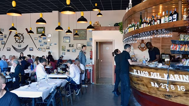 Người tị nạn phục vụ khách tại nhà hàng Espai Mescladis. Ảnh: NONPROFIT