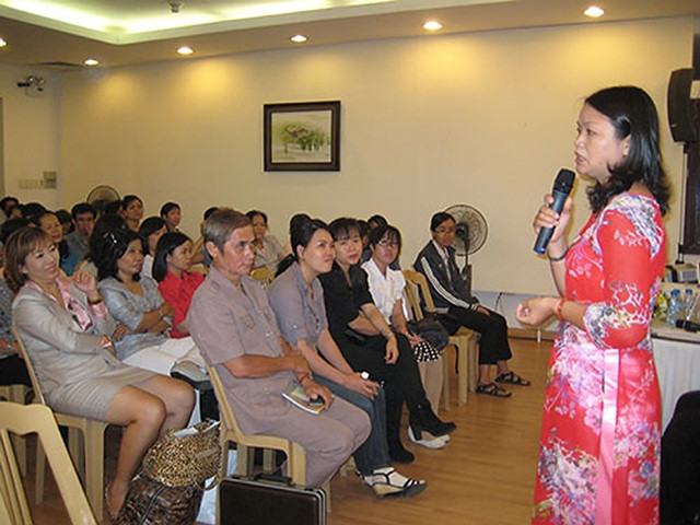 Một buổi tư vấn cách giữ hôn nhân bền vững, tránh bạo lực gia đình tại Nhà văn hóa Phụ nữ TP Hồ Chí Minh.