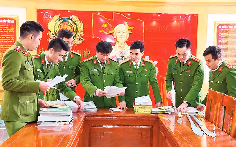 Công an tỉnh Thanh Hóa thu giữ tài liệu liên quan đến hoạt động cho vay lãi nặng của 32 chi nhánh kinh doanh dịch vụ tài chính trên địa bàn tỉnh.