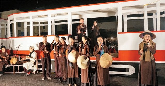 Biểu diễn nghệ thuật tại mô hình tàu điện Hà Nội.