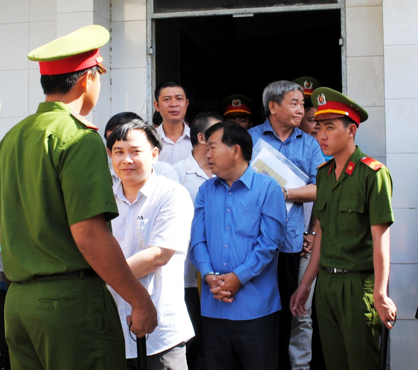 Các bị cáo bị đưa từ phiên tòa về trại giam sau phiên tòa bị tạm hoãn.