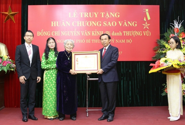 Đồng chí Nguyễn Văn Nên, Bí thư T.Ư Đảng, Chánh Văn phòng T.Ư trao Huân chương Sao vàng cho cụ Mạc Thị Kim Cúc, phu nhân đồng chí Nguyễn Văn Kỉnh.