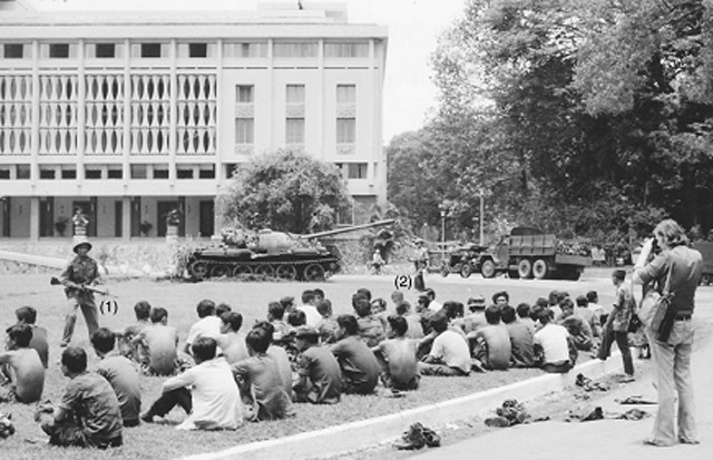 Cán bộ, chiến sĩ Đại đội 6 bắt giữ tù binh tại Dinh Độc lập. Trong ảnh: Ông Nguyễn Văn Sản (cầm súng, số 1) và ông Nguyễn Thiện Tỉnh (số 2).