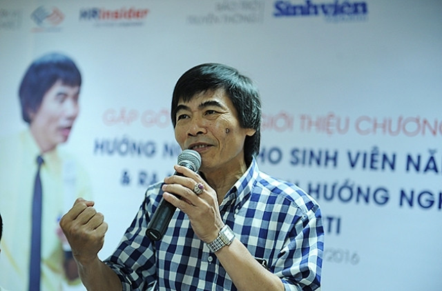 TS. Lê Thẩm Dương trao đổi với các đại biểu dự chương trình.