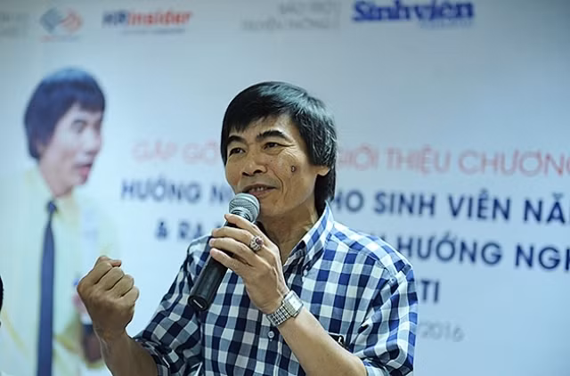 TS. Lê Thẩm Dương trao đổi với các đại biểu dự chương trình.