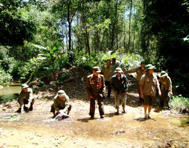 Các cựu chiến binh bộ đội Trường Sơn về thăm lại Khe Hó.