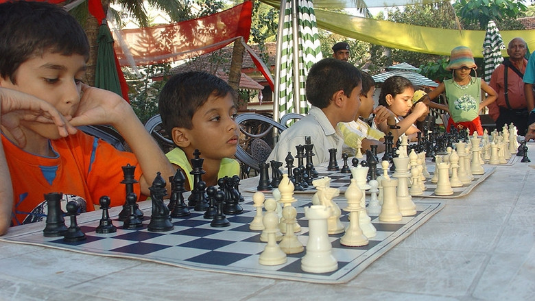 Một buổi thi đấu cờ vua của các em nhỏ ở làng Marottichal. Ảnh: Amazing India