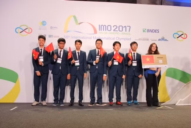 Sáu học sinh Việt Nam tham dự kỳ thi IMO 2017 ra mắt trên lễ đài khai mạc.