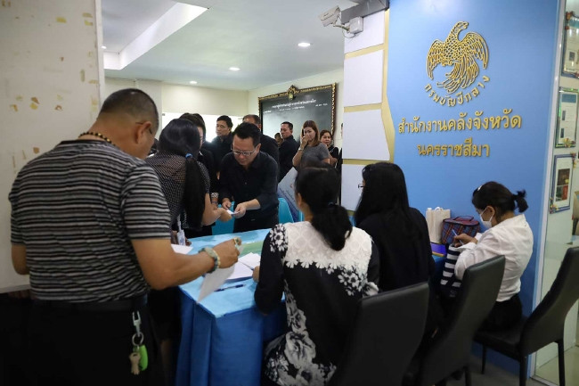 Quyên góp hỗ trợ gia đình các nạn nhân vụ xả súng đẫm máu. (Ảnh: Bangkok Post)