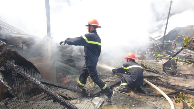  Cháy lớn ở thị xã Tân Châu, ba căn nhà bị thiêu rụi