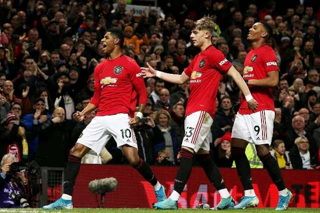Rashford (trái) lập cú đúp trong chiến thắng 4-0 của Man United.