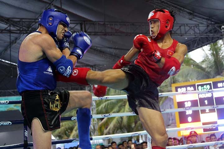 Võ sĩ Muaythai Nguyễn Trần Duy Nhất (bên phải) thi đấu ở hạng cân 57 - 60 kg nam tại ABG5.