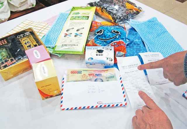 Những món hàng mua tại siêu thị Trúc Thời Đại cùng phiếu tính tiền và phong bì hoa hồng cho lái xe dẫn mối.