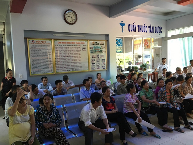 Người dân xếp hàng khám bệnh tại phòng khám đa khoa An Bình (huyện Tứ Kỳ, Hải Dương). Ảnh: NGUYỆT HÀ