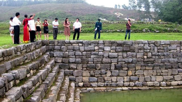  Du khách tham quan giếng Vua.