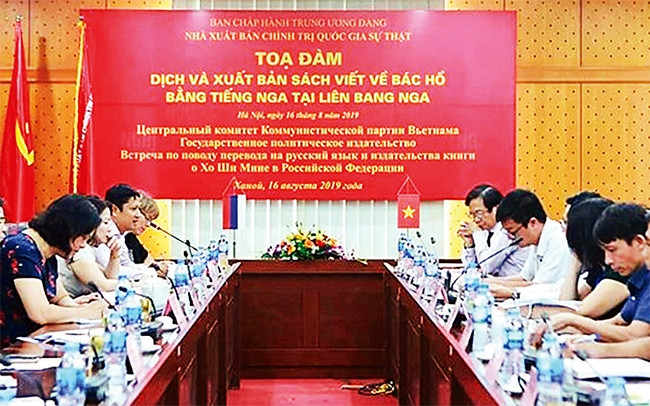 Buổi tọa đàm dịch và xuất bản sách viết về Bác Hồ bằng tiếng Nga tại Liên bang Nga. Ảnh: BÁO ẢNH VIỆT NAM