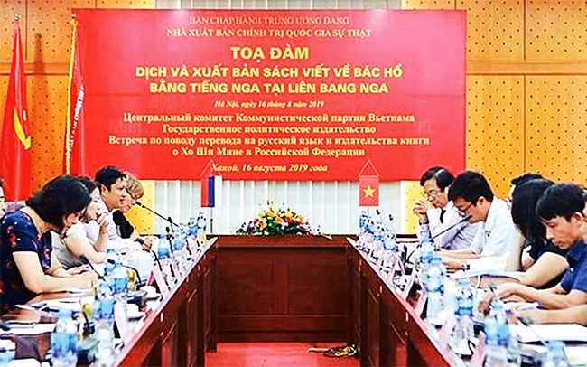 Buổi tọa đàm dịch và xuất bản sách viết về Bác Hồ bằng tiếng Nga tại Liên bang Nga. Ảnh: BÁO ẢNH VIỆT NAM