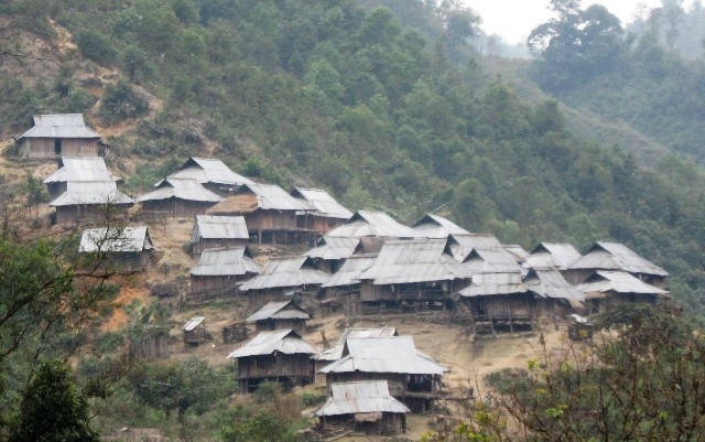 Bản của người La Hủ (huyện Mường Tè, tỉnh Lai Châu) giai đoạn trước năm 2010 nằm tách biệt hoàn toàn với thế giới bên ngoài.