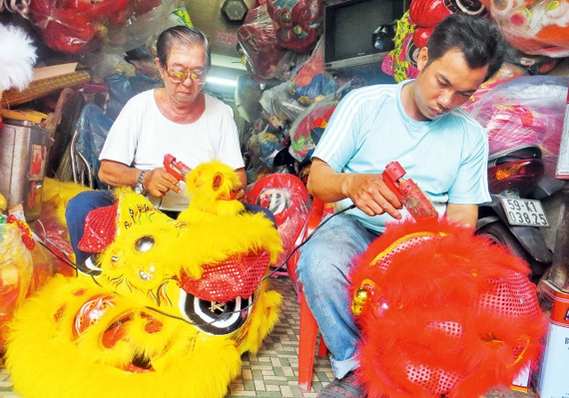Từ nghề làm đầu lân truyền thống, nhiều thanh niên, phụ nữ ở quận 5 có việc làm và thu nhập ổn định.