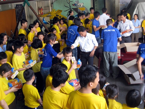Các cán bộ Ðoàn, hội TP Hồ Chí Minh tham gia các hoạt động tình nguyện vì trẻ em nghèo, trẻ em có hoàn cảnh khó khăn.