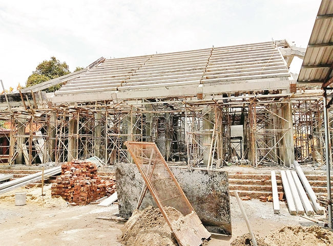 Một tòa nhà bê-tông được xây dựng trên nền đình Lương Xá cũ. Ảnh: LOAN ANH