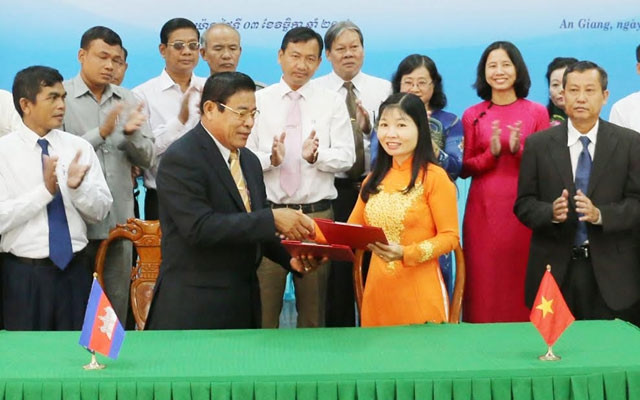 Lãnh đạo Mặt trận Tổ quốc Việt Nam tỉnh An Giang (phải) ký kết thỏa thuận hợp tác giao lưu nhân dân với nước bạn Campuchia.
