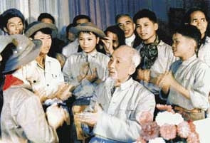 Bác Hồ gặp thiếu nhi dũng sĩ miền nam<br>tại Phủ Chủ tịch (năm 1968).