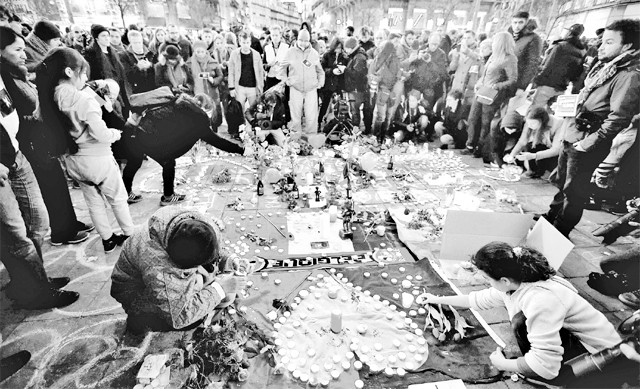 Người dân Bỉ cầu nguyện cho các nạn nhân vụ khủng bố ở Brúc-xen. Ảnh ROI-TƠ