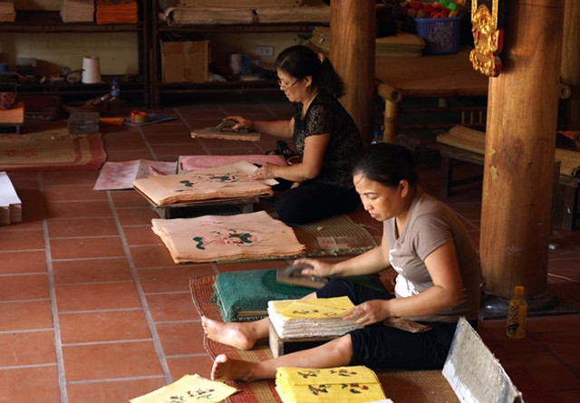 Xưởng làm tranh Ðông Hồ của gia đình nghệ nhân Nguyễn Ðăng Chế. Ảnh: DIỆP SA