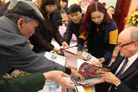 Tác giả La-ri Bơ-mân ký tặng sách cho bạn đọc tại Hà Nội.