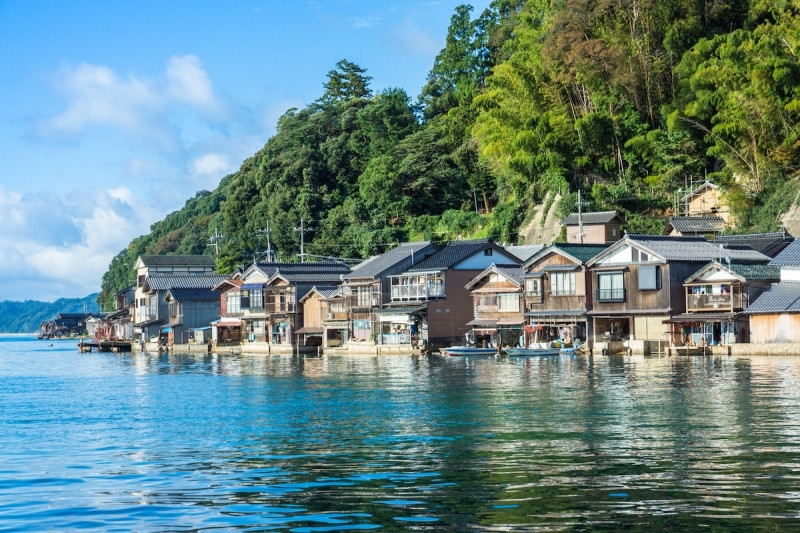 Ine no Funaya được mệnh danh là một trong những điểm đến đẹp nhất ở Nhật Bản, với ngôi nhà truyền thống nằm bên vịnh.