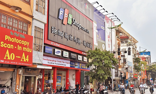 Biển quảng cáo che kín ngôi nhà trên phố Lê Duẩn. Ảnh: Ngọc Mai