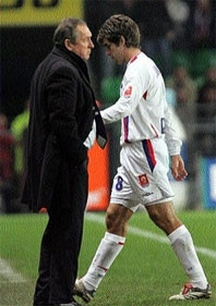 Vẻ buồn bã của HLV G. Houllier
và đội trưởng Juninho.
