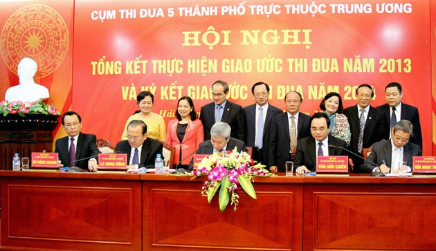 Lãnh đạo năm TP ký kết giao ước thi đua
